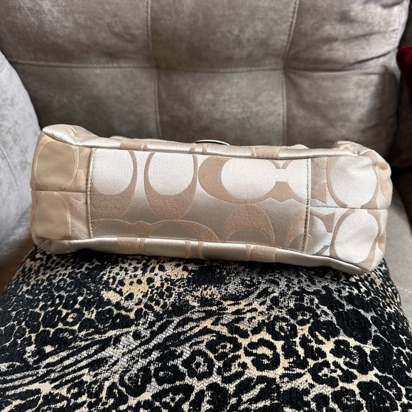 Coach Cream Shoulder Bag - Picture 14 of 16